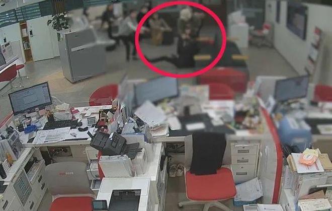 泛亚电竞笑喷韩男持枪抢银行遇退伍特种兵2分钟被干趴！“”竟是恐龙玩具(图2)
